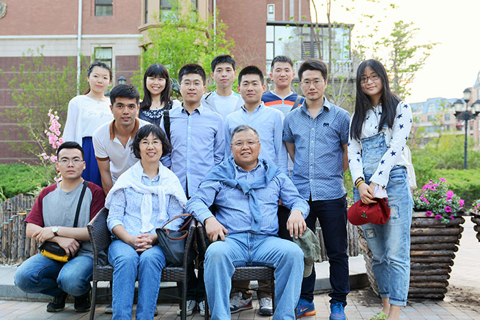 黄教授与他的学生们