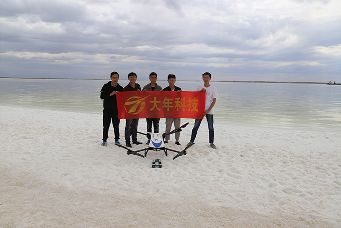 大年科技测试团队在青海盐湖进行飞机性能测试