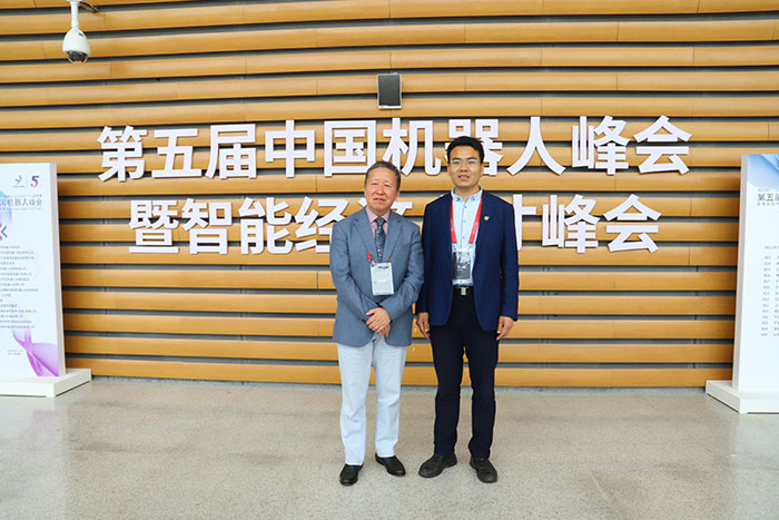 2018年5月,第五届机器人峰会总经理唐水亮与原科技部副部长曹建林合影