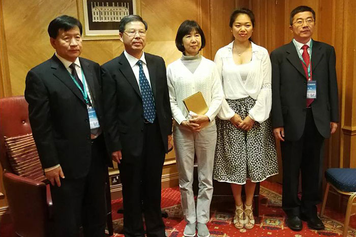 2017年8月，中共宁波组织部部长钟关华赴英看望黄大年教授家属