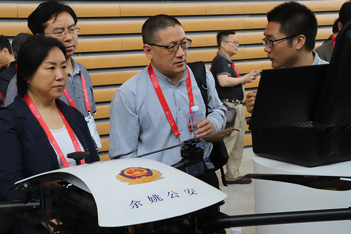 2018年5月，第五届中国机器人峰会-国家千人计划专家王献昌现场观看海东青实时回传图像